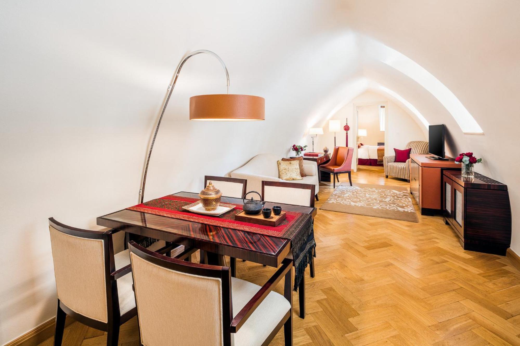 Mandarin Oriental, Hotel